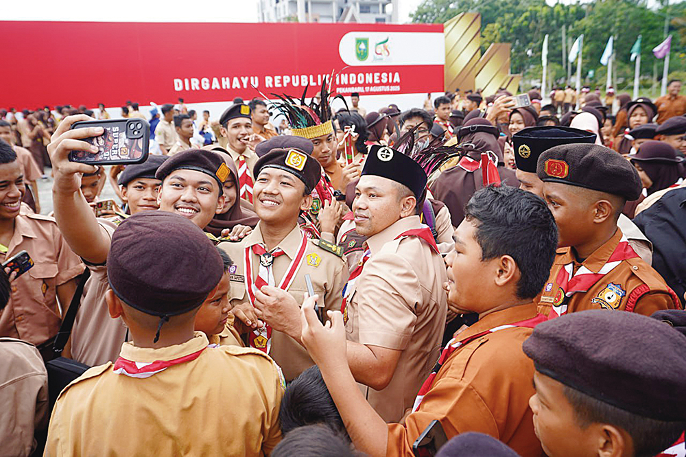 Gubri Abdul Wahid berswafoto bersama pelajar di Riau saat peringatan Hari Pramuka di halaman Kantor Gubernur Riau, Senin (18/7/2025).