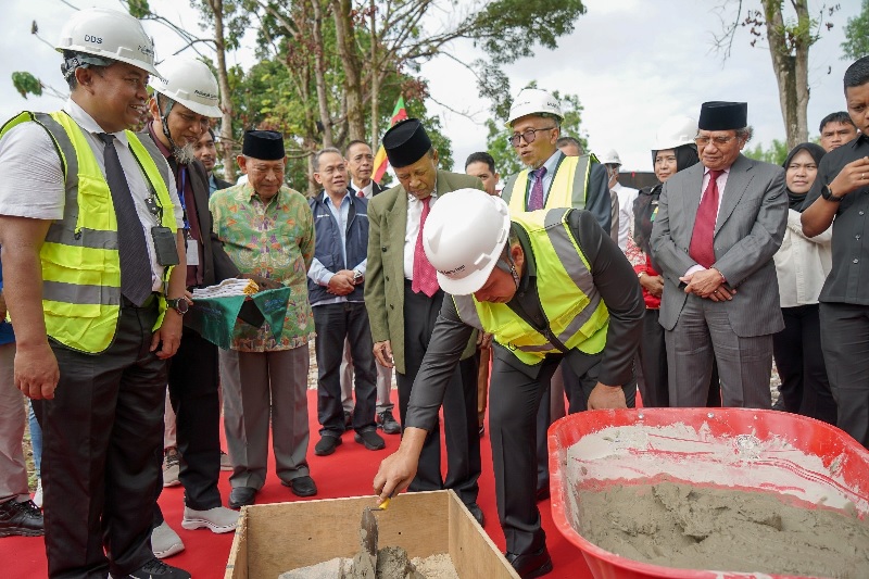 Gubri Abdul Wahid didampingi Direktur PCR, Dewan Pembina dan pengurus Yayasan PCR melakukan ground breaking pembangunan PCR Smart Laboratory.