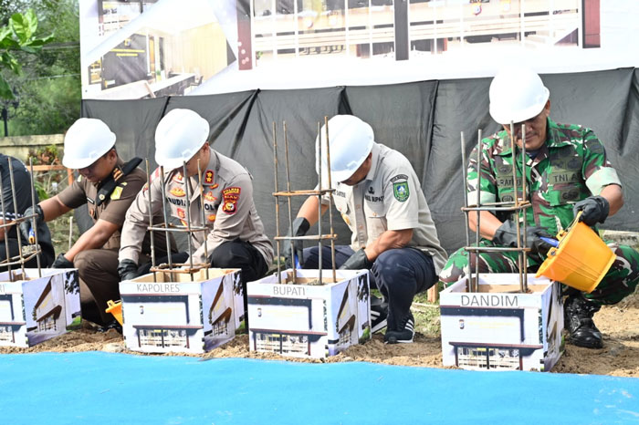 Wabup Bengkalis Bagus Santoso meletakkan batu pertama pembangunan Groundbreaking Ceremony pembangunan Gedung SKCK dan Command Center Tantya Sudhirajati Polres Bengkalis.