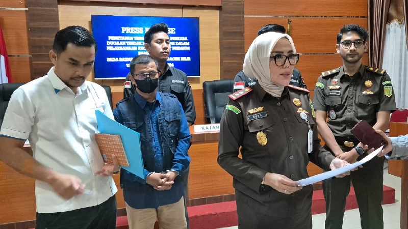 Kajari Inhil Nova Fuspitasari konferensi pers dalam penetapan tersangka wakil ketua IV Baznas Inhil dalam perkara paket premium Ramadan tahun 2024, Selasa (19/8/2025).
