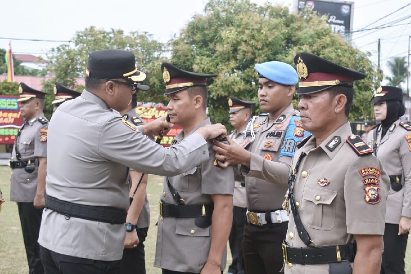 Kapolres Kampar AKBP Boby Putra Ramadhan S memimpin Sertijab Kabag Ren dan lima Kapolsek jajaran di lapangan apel Mapolres Kampar, Selasa (19/8/2025).
