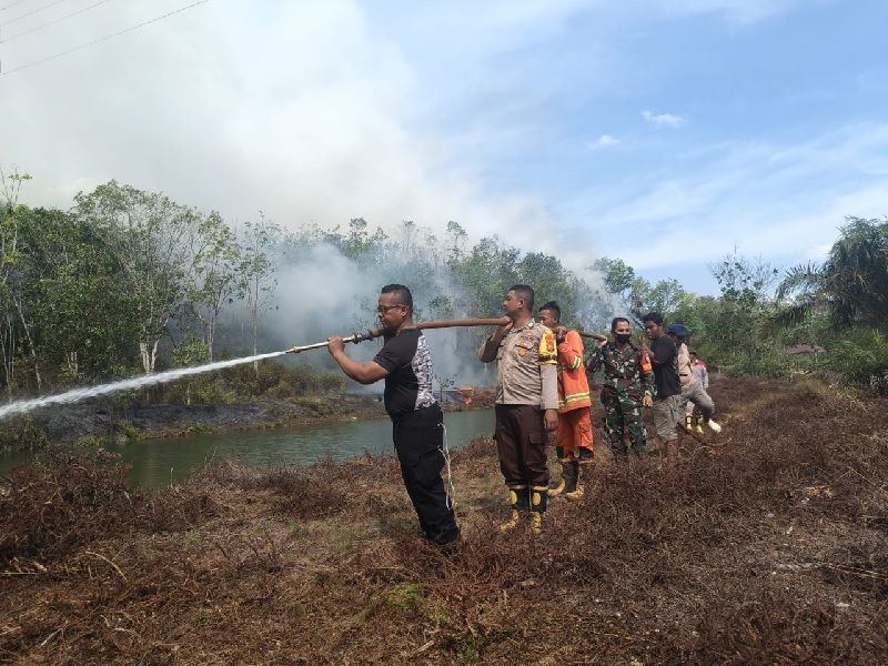Personel Polsek Bangkinang Barat bersama tim gabungan berjibaku memadamkan kebakaran lahan di Jalan Lingkar Sungai Hijau, Dusun Kampung Baru, Desa Salo Timur, Kecamatan S
