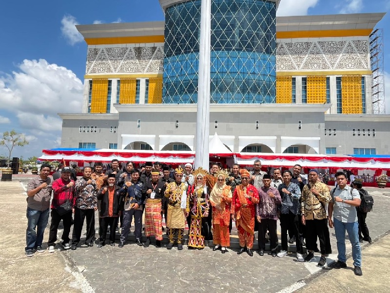 Eks napiter yang berdomisili di Kota Pekanbaru berfoto bersama Wako Pekanbaru Agung Nugroho dan WAWAKO Makarius anwar usai melaksanakan upacara peringatan Hari Kemedekan ke-80 RI di Tenayan Raya.