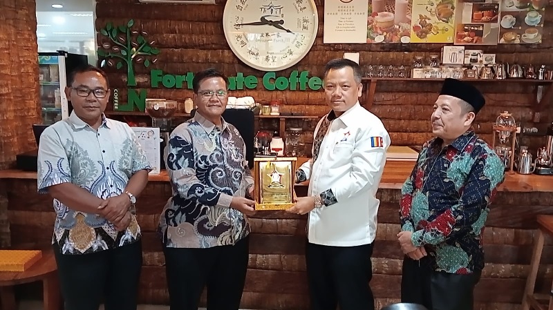 Ketua Permabudhi Riau, Pdt Md Dr Kurniadi SE MH Bds (dua kanan) didampingi Kepala Kanwil Kemenag Riau, H Muliardi (kanan) foto bersama dan menyerahkan plakat kepada Pembimas Buddha Wiryanto.
