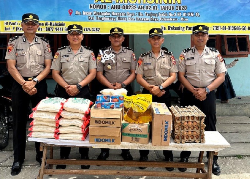 Siswa SIP Setukpa Lemdiklat Polri Angkatan 54 saat melakukan bakti sosial di panti asuhan di Pekanbaru, Selasa (19/8/2025).