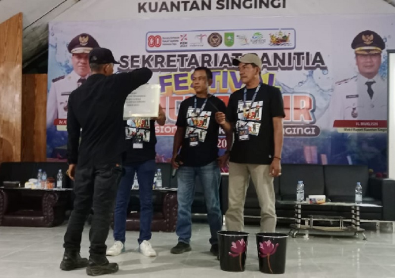 Perwakilan peserta jalur melakukan pencabutan undian pacu jalur di Gedung Narosa Telukkuantan, Selasa (19/8/2025).