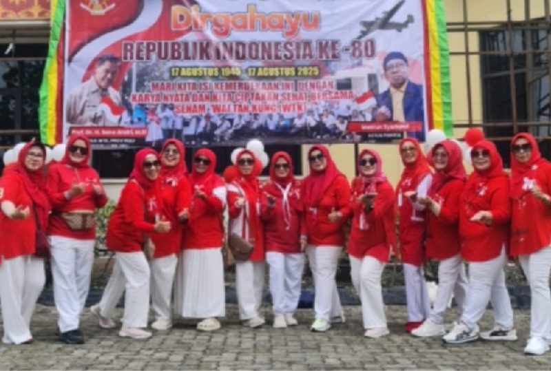 Keluarga besar WTK Riau menggelar berbagai perlombaan penuh semangat kebersamaan, di halaman Gedung Wanita, Pekanbaru, pada Senin (18/8/2025).