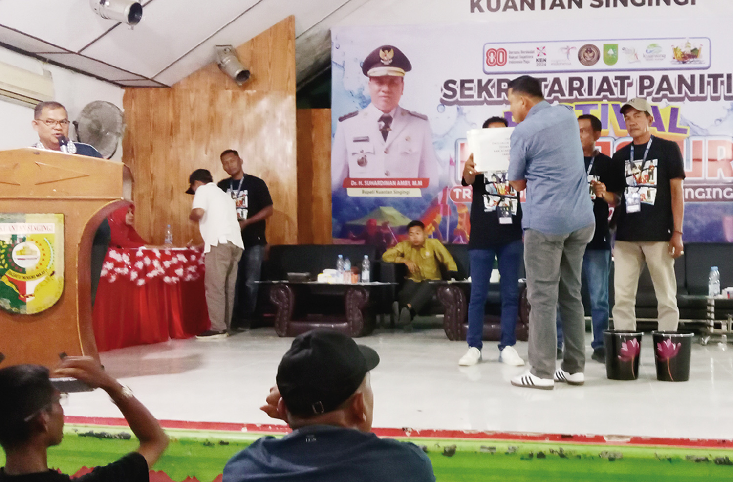 Perwakilan peserta Pacu Jalur 2025 melakukan pencabutan undian di Gedung Narosa Telukkuantan, Kuantan Singingi, Selasa (19/8/2025).
