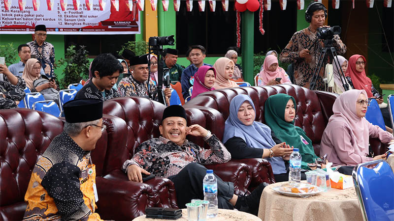 Kakanwil Kemenag Riau, H Muliardi sebelum membuka Festival Gambus Bintang Vokalis Provinsi Riau 2025