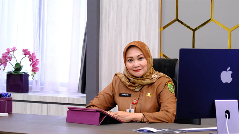 Kepala Bapenda Riau Evarevita
