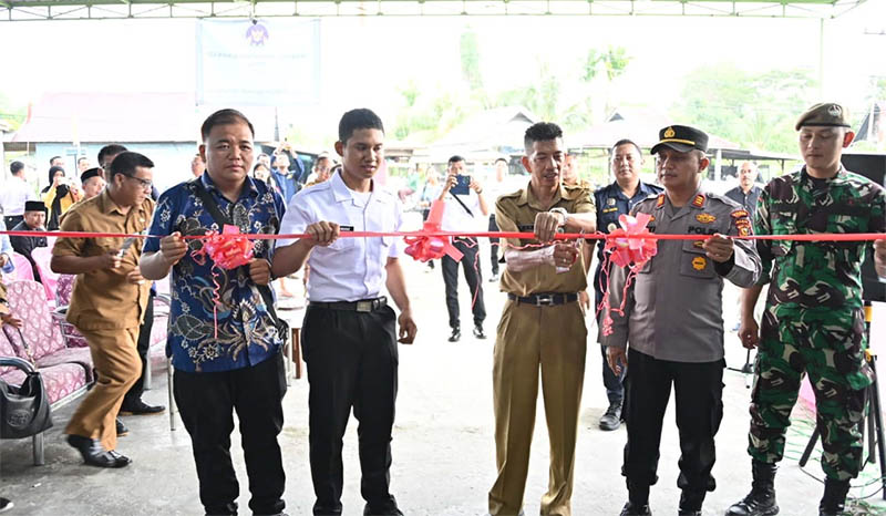 Staf Ahli Bupati Bidang Kemasyarakatan dan SDM, Johansyah Syafri saat meresmikan SPPG Dapur Pedekik, Kecamatan Bengkalis, ditandai pemotongan pita, Selasa (19/8/2025).