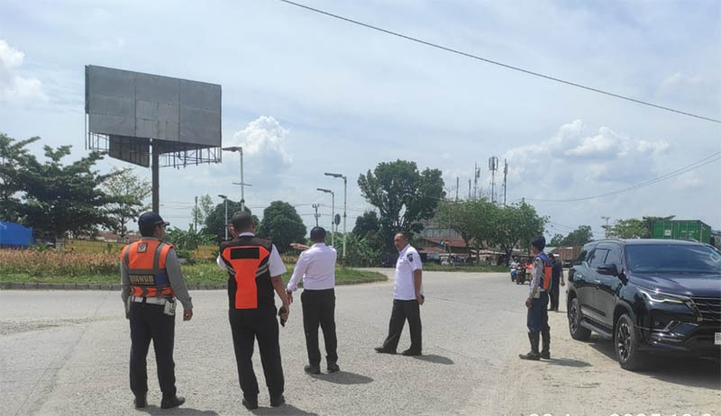 Plh Sekdako Pekanbaru Zulhelmi Arifin didampingi Asisten II Ingot Ahmad Hutasuhut dan Plt Kishub Sunarko, melihat penertiban truk masuk kota di Jalan Siak 2, Rabu (20/8/2025).