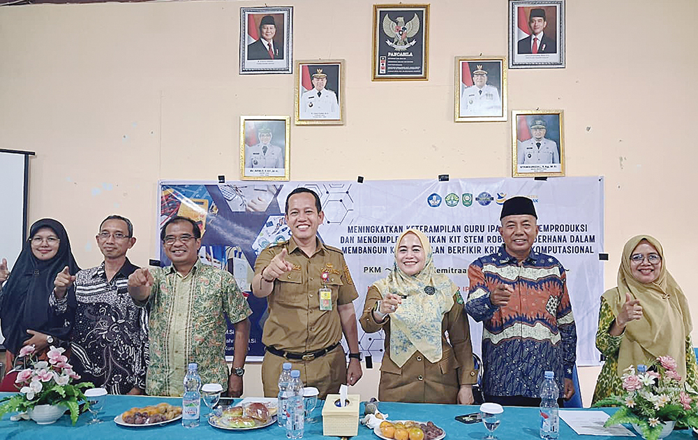 Kepala Disdik Siak Fakhrurrozi (tengah)membuka Workshop Pengem&shy;bangan Media STEM bagi guru MGMP IPA Rayon 1 Siak di SMPN 1 Tualang, Selasa (19/8/2025).