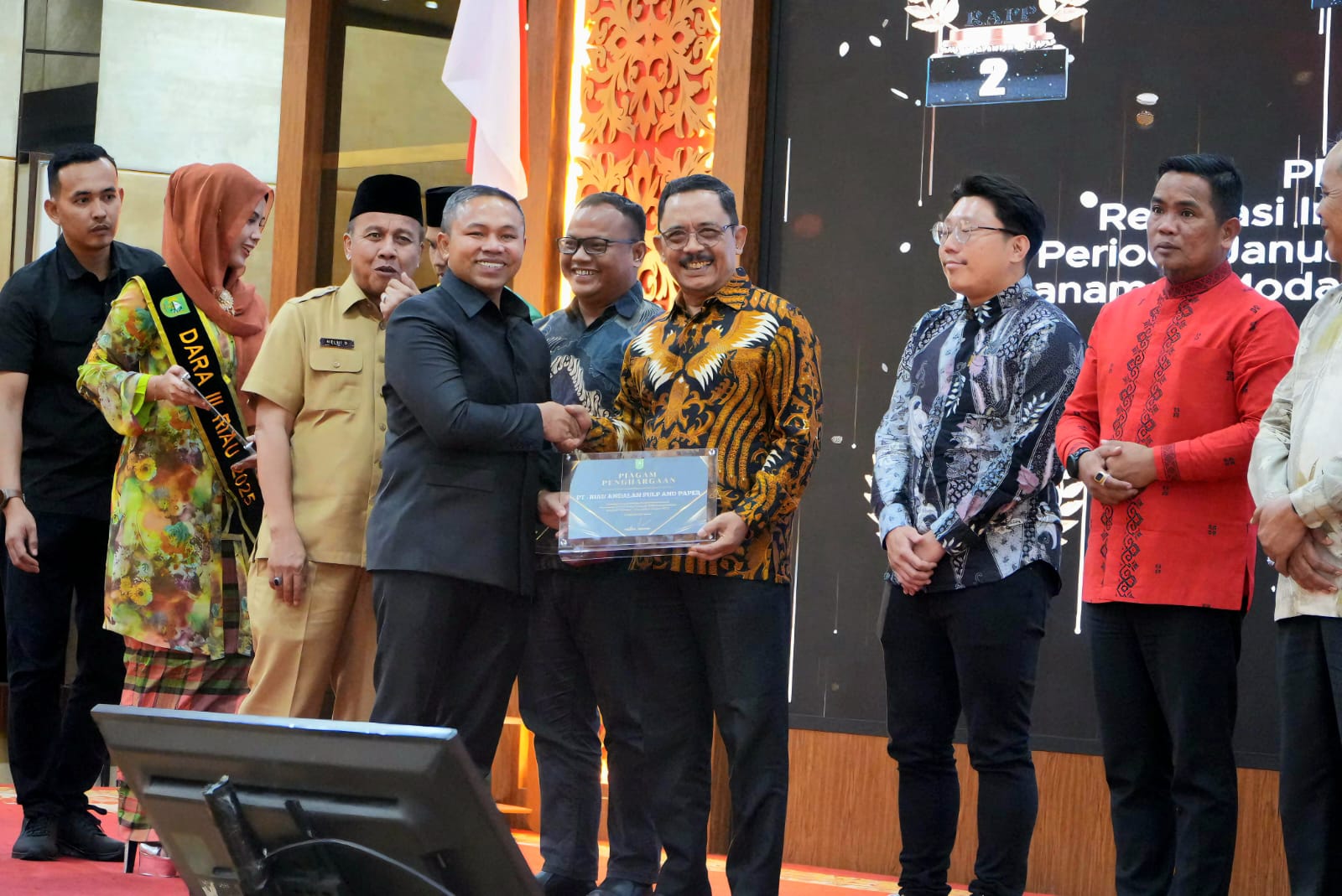 Manager SHR RAPP, Wijatmoko Rah Trisno menerima piagam RIAU INVESTMENT AWARD 2025 dari Gubernur Riau atas capaian Investasi yang yang dilakukan oleh RAPP pada tahun 2024 .
