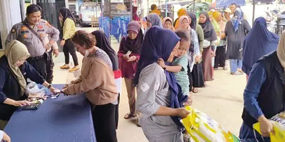 Warga ramai mendatangi lokasi pelaksanaan Gerakan Pangan Murah di halaman Mapolsek Tenayanraya, Pekanbaru, Selasa (19/8/2025).
