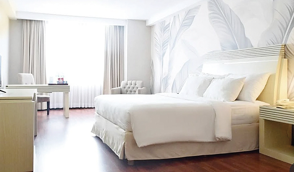 Grand Elite menawarkan harga khusus untuk menginap di kamar superior khusus yang dikemas dalam paket kamar Pesona Pacu Jalur.