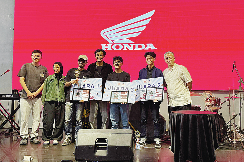 Para juara Honda Scoopy Barista Contest berfoto bersama di sela Scoopy Coffee Rave yang diadakan PT Capella Dinamik Nusantara (CDN) Riau di Laksamana Muda Pekanbaru, belum lama ini.