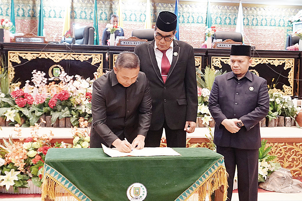 Gubernur Riau Abdul Wahid menandatangani RPJMD 2025-2029 di Gedung DPRD Riau, Selasa (19/8/2025).