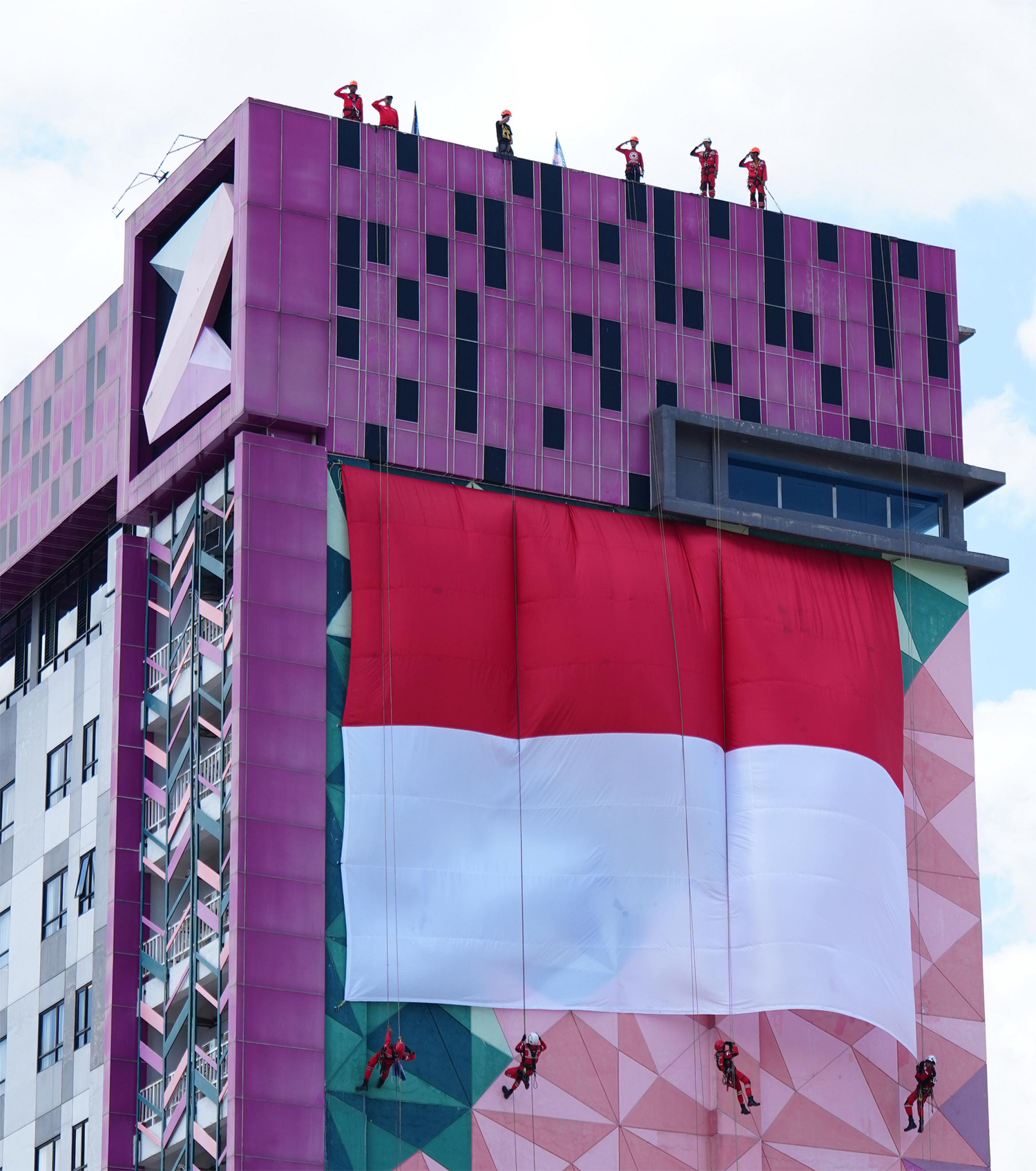 Berkibarnya Sang Saka Merah Putih berukuran raksasa di puncak gedung ikonis The Zuri Hotel, bangunan tertinggi di Kota Dumai,  Ahad (17/8).