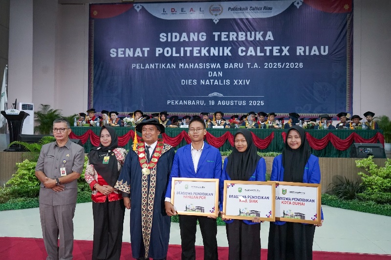 Direktur PCR, Dr Dadang Syarif, Sihabudin Sahid SSi MSc, Asisten I Pemerintahan dan Kesra Kota Dumai H. Yusrizal SSos MSi, Staf Ahli dan Kesra Kabupaten Siak drh. Hj Susilawati foto bersama.