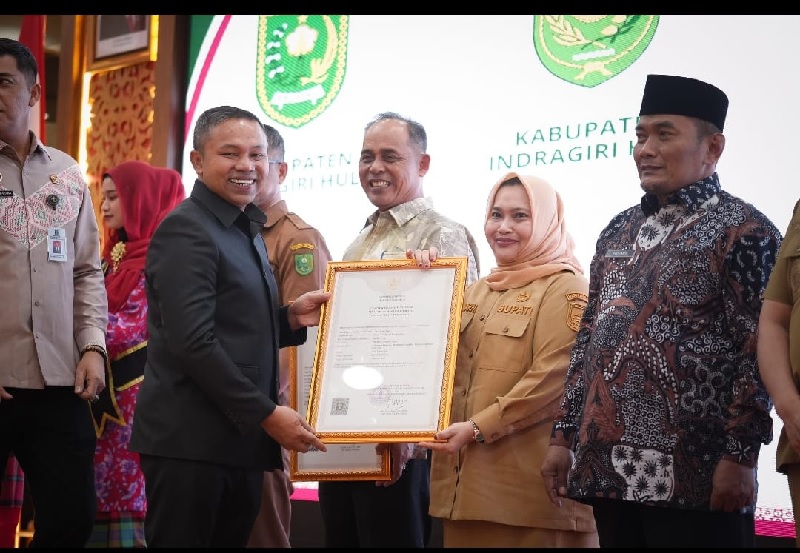 Bupati Bengkalis Kasmarni menerima dua sertifikat KIK dari Kementerian Hukumk RI di Ballroom Dang Merdu Menara BRKs Pekanbaru, Selasa (19/8/2025).