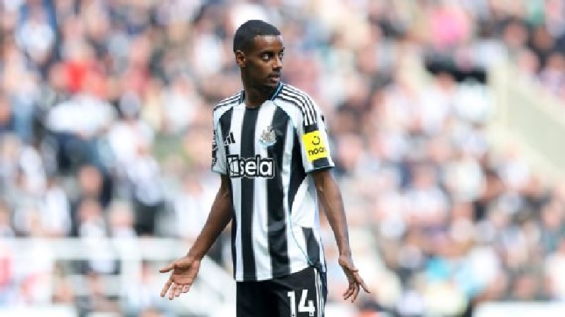 Alexander Isak mencetak 27 gol dalam 42 pertandingan untuk Newcastle musim lalu.