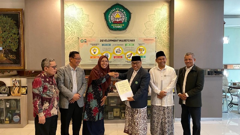 Kepala MAN 3 Kota Pekanbaru, Mery Novikawati MPd saat Saat penandatanganan nota kesepahaman dengan Universitas Islam Malang.