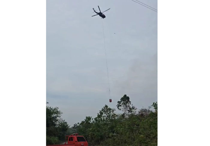 Satgas gabungan dibantu helikopter water bombing memadamkan kebakaran lahan yang terjadi di Desa Salo, Kecamatan Salo, Kabupaten Kampar, Rabu (20/8/2025)