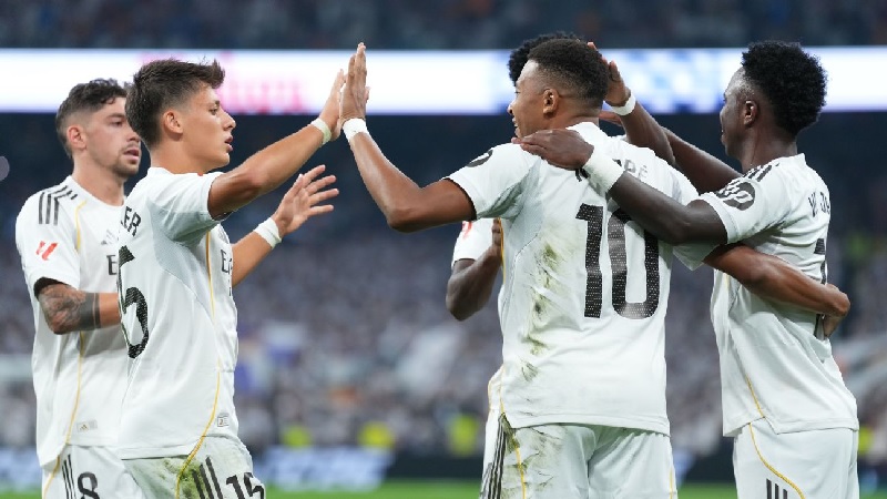 Para pemain Real Madrid merayakan gol mereka melawan Osasuna di LaLiga.