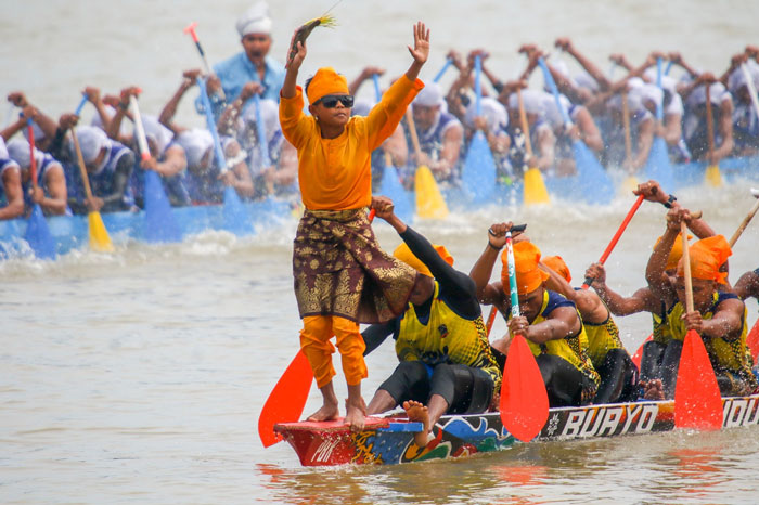 Para peserta mengayuh jalur dalam perhelatan Pacu Jalur 2025 di Tepian Narosa, Kabupaten Kuantan Singingi, Riau, Rabu (20/8/2025).