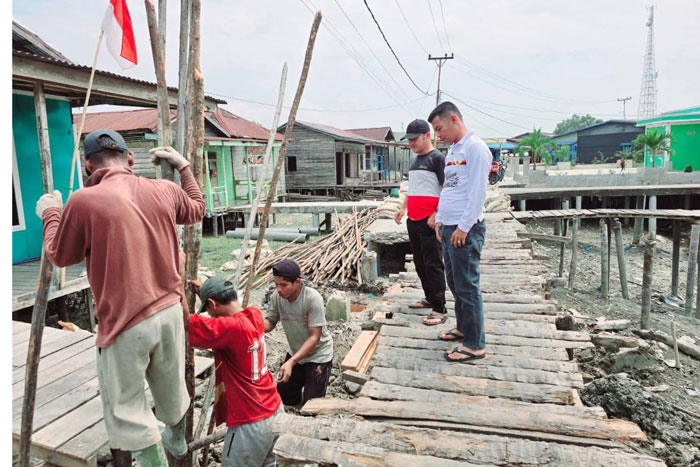 Perbaikan Jalan Darma di Kepenghuluan Panipahan Darat, Kecamatan Pasir Limau Kapas dilakukan PUTR Rohil menyikapi keluhan masyarakat di daerah pesisir Rohil tersebut.