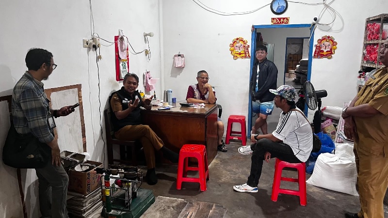 Pemkab Kepulauan Meranti melalui Tim Pengendalian Inflasi Daerah (TPID) kembali turun ke lapangan untuk melakukan monitoring harga beras di Selatpanjang, Selasa (19/8/2025) siang.