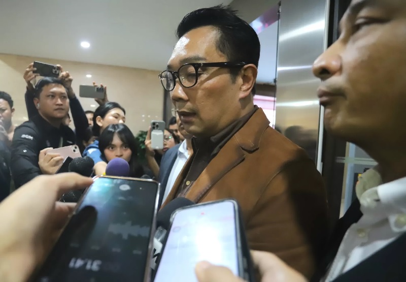 Mantan Gubernur Jawa Barat Ridwan Kamil usai menjalani tes DNA di Bareskim Polri, Jakarta, Kamis (7/8/2025).