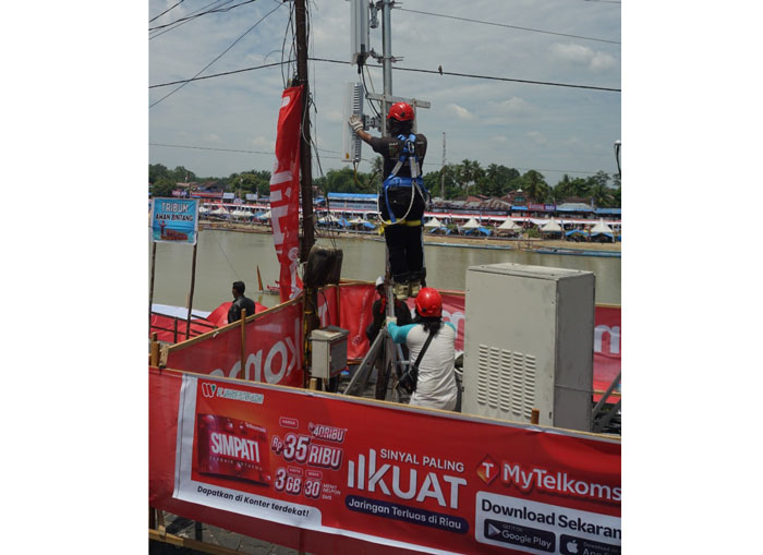 Petugas memasang Compact Mobile Base Station (COMBAT) guna memperkuat jaringan telekomunikasi di perhelatan pacu jalur Kuansing, Rabu (20/8/2025).