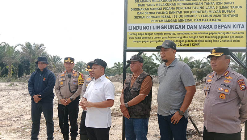 Kapolda Riau Irjen Pol Herry Heryawan, Gubri Abdul Wahid, Bupati Kuansing H Suhardiman Amby dan Bupati Inhu Ade Agus Hartarto, melakukan peninjauan eks lokasi PETI Di Desa Pintu Gobang Kari