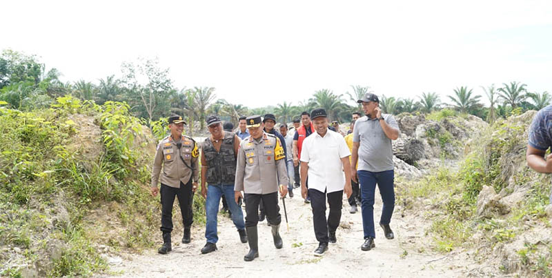 Gubri Abdul Wahid bersama Kapolda Riau, Bupati Inhu dan Kuansing saat meninjau lokasi PETI di Kuansing, Kamis (21/8/2025).