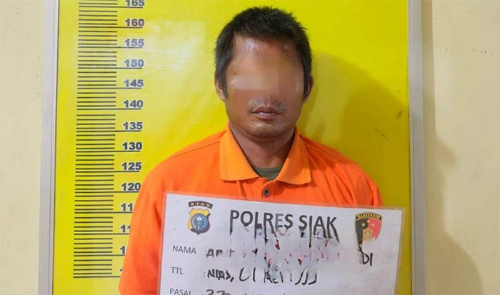 Terduga pelaku penggelapan mobil saat menjalani penyidikan di Polsek Kandis, Kamis (21/8/2025).
