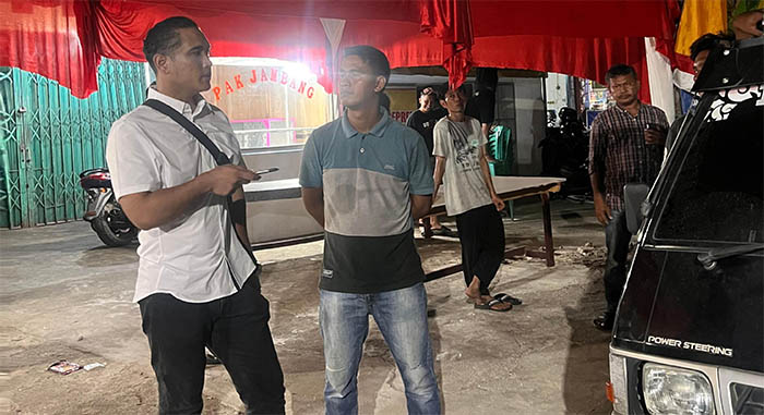Kasat Reskrim Polres Kuansing (baju putih) AKP Shilton menanyai pedagang saat berada di Jalan Imam Bonjol Teluk Kuantan , Rabu (20/8/2025) malam.