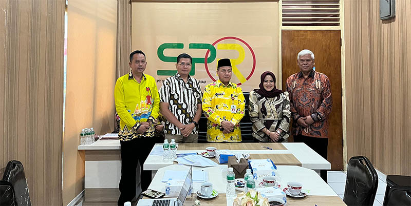 Foto bersama Plt Karo Ekonomi Pemprov Riau Helmi (tengah) dengan Direktur PT SPR Ida Yulita usai RUPS, Kamis (21-8-2025).