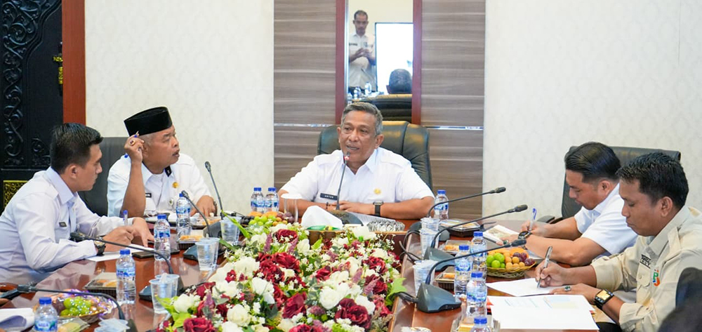 Bupati Rohul Anton ST MM  memimpin rapat koordinasi pemanfaatan gedung pasar modern Kampung Padang bersama Perumda RHJ dan kepala OPD terkait di ruang rapat Rumdis Bupati, Rabu (20/8/2025).