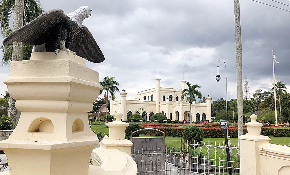 Istana Asserayah Alhasyimiah yang menjadi saksi peradaban Kesultanan Siak berdiri megah dan masih menjadi primadona dikunjungi wisatawan baik lokal maupun mancanegara berada di jantung Kota Siak Sriin