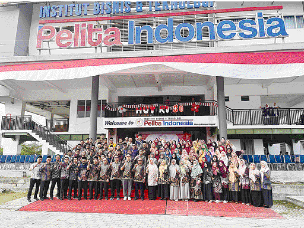 Badan Eksekutif Mahasiswa (BEM) Institut Bisnis dan Teknologi (IBT) Pelita Indonesia dan OSIS MAN 1 Pekanbaru berfoto bersama jajaran pimpinan IBT Pelita Indonesia dan Kepala Sekolah MAN 1 Pekanbaru.