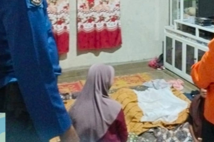 Korban tenggelam saat berada di rumah duka setelah berhasil ditemukan di Sungai Indragiri, Kamis (21/8/2025).