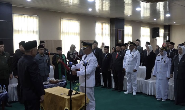 Bupati Inhil Herman melantik dan mengambil sumpah 27 pejabat Administrator dan Pengawas di Aula Lantai 5, Kantor Bupati Inhil Jalan Akasia, Tembilahan, Kamis (21/8/2025) petang.