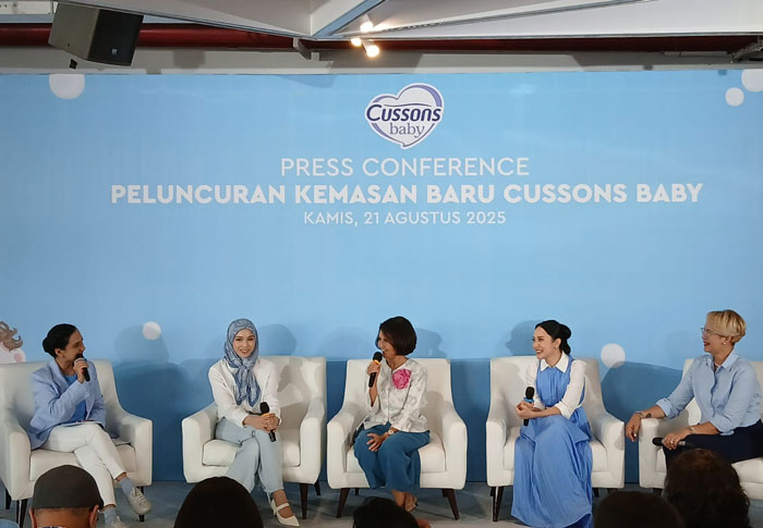 Shahnaz Haque, Moderator Sophia Aljufri, ibu Gen Z Eva Arisuci Rudjito, Marketing Director PZ Cussons Indonesia Merdianti Octavia, ibu milenial Ratih Ibrahim MM, Psikolog Klinis di peluncuran Cussons