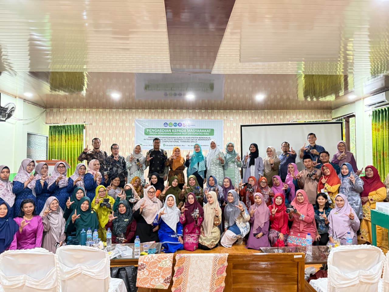 Tim PKm Unri foto bersama peserta program pemberdayaan guru SD Kabupaten Bengkalis.