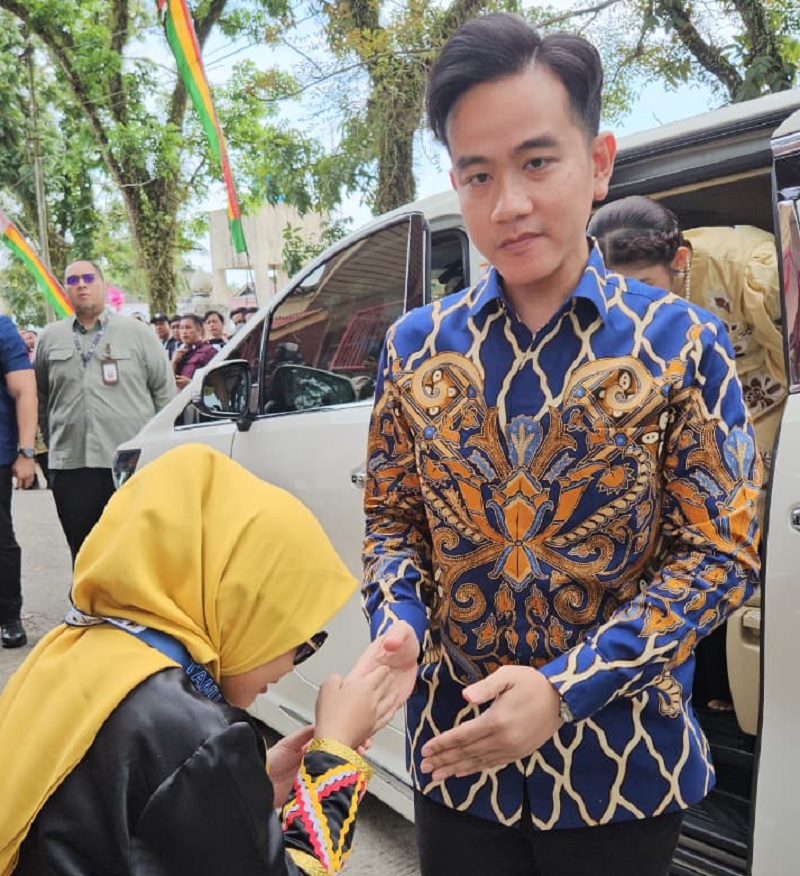 Faiza Alya Hefyan bocah perempuan Kuansing yang bersalaman dengan Wapres Gibran Rakabuming Raka saat tiba di area pancang start pacu jalur Tepian Narosa Telukkuantan, Rabu (20/8/2025).