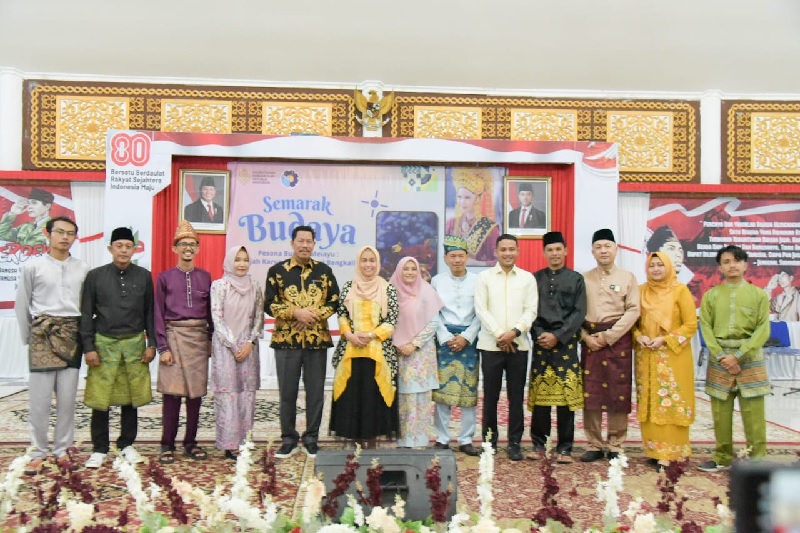 Pemkab Bengkalis memberikan apresiasi Semarak Budaya Polbeng bersama Komisi X DPR RI Karmila Sari di Balai Kerapatan Wisma Sri Mahkota Bengkalis, Rabu (20/8/2025) malam.