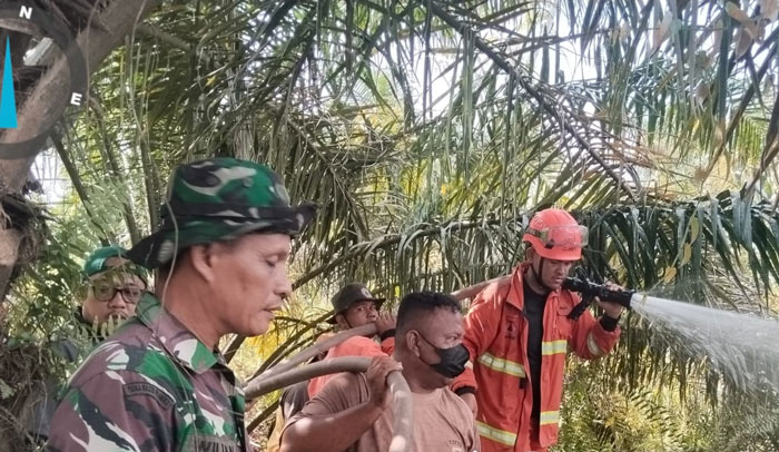 Tim gabungan memadakan api yang  membakar lahan di Desa Salo, Kecamatan Salo, Kabupaten Kampar, Kamis (21/8/2025).