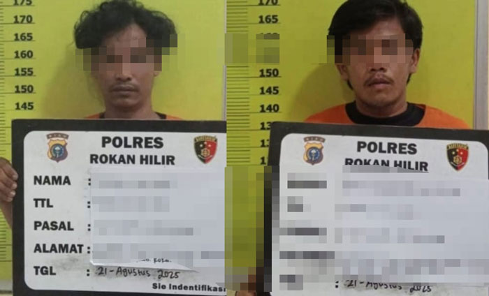 Kedua tersangka pemerasan dan pengeroyokan, saat diamankan Satreskrim Polres Rohil.